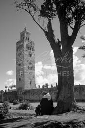 Image du Maroc Professionnelle de  L'ancien minaret de la Koutoubia, érigé en pierre de taille, son édification fut décidée en 1158 par le sultan Almohade Abdel Moumen aussitôt après sa conquête de Marrakech. Devenu l'emblème de la ville touristique du Maroc, ce vieux minaret nécessite une restauration car il est incliné de quelques degré et risque de s'écrouler si rien n'est fait, photographié le Vendredi 19 Décembre 1986. (Photo / Abdeljalil Bounhar)